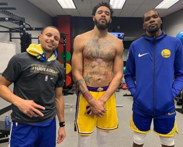 詹姆斯第15次中国行人气依旧爆棚，为上海交大球赛开球并与同学互动（詹姆斯第15次访华人气不减，在上海交大为球赛开球并与学生互动）