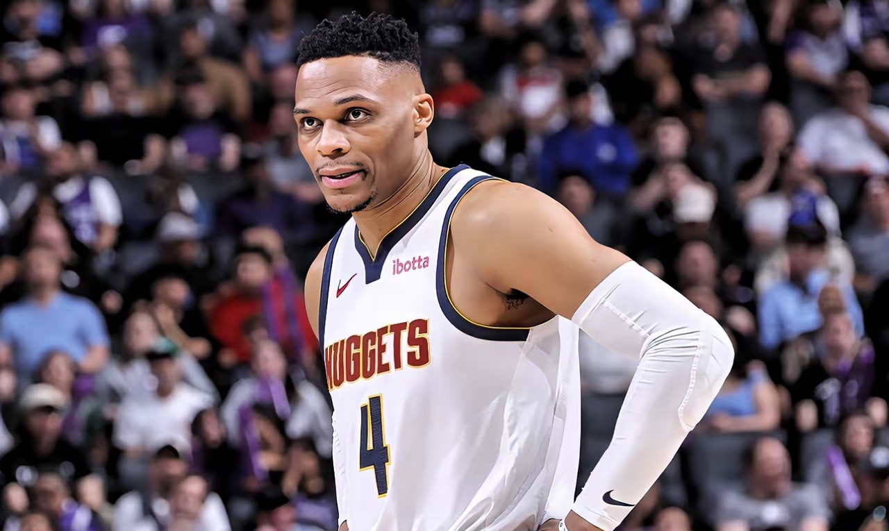 射门时致弗朗西斯重伤，田中碧被换下后立即找到加纳主帅道歉（射门致弗朗西斯重伤，田中碧被换下后当面向加纳主帅致歉）