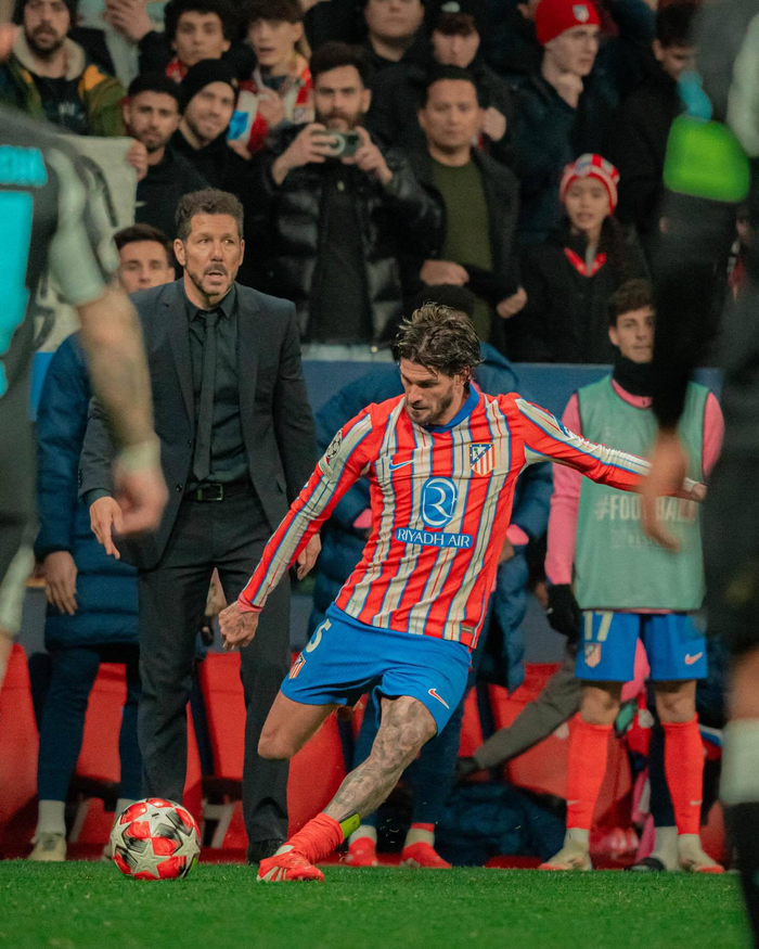 记者：前国门李雷雷有望接替杨智，担任青岛西海岸守门员教练