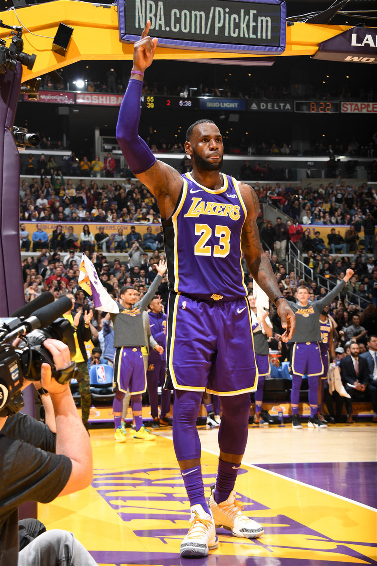 孙颖莎恭喜徐瑛彬，还专门跟徐瑛彬握握手（孙颖莎向徐瑛彬送上祝贺，并特地与其握手）